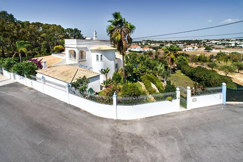 Villa Cabrita, Superb Location, Large Villa, Walk To Restaurants, Supermarkets Beach Guia  Exterior photo