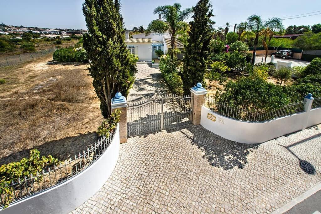 Villa Cabrita, Superb Location, Large Villa, Walk To Restaurants, Supermarkets Beach Guia  Exterior photo