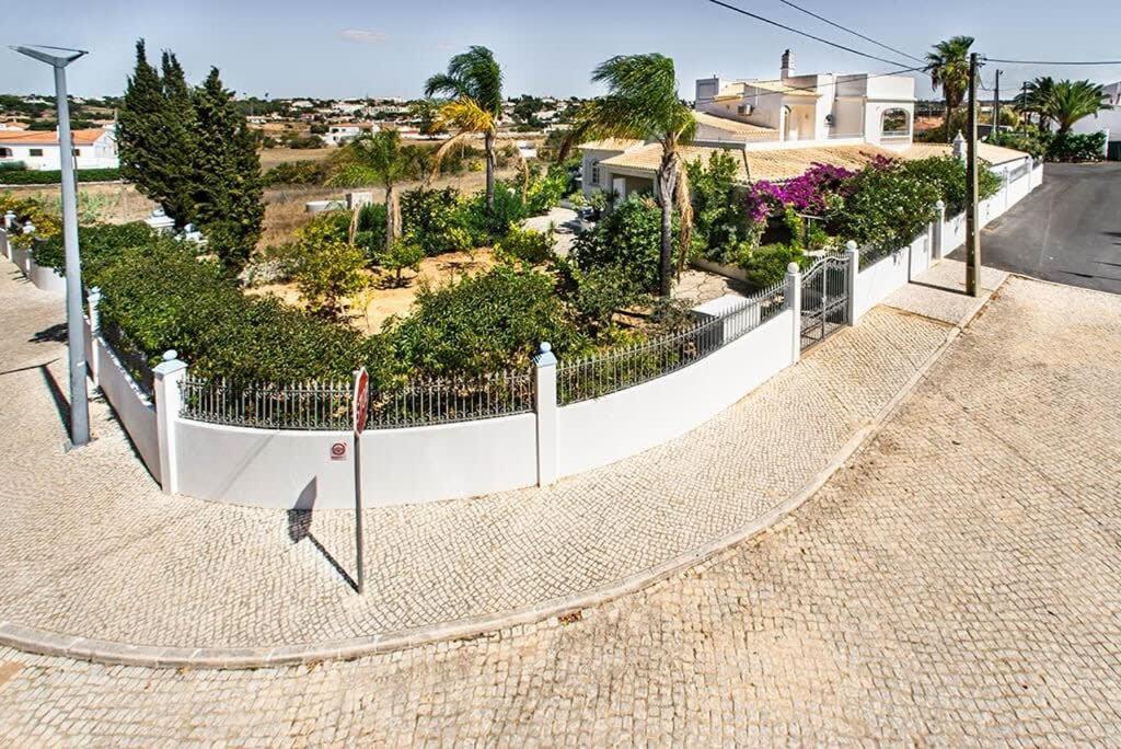 Villa Cabrita, Superb Location, Large Villa, Walk To Restaurants, Supermarkets Beach Guia  Exterior photo